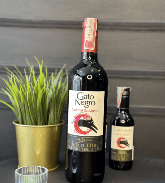 vino gato negro